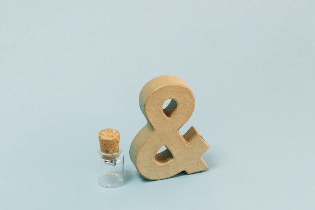 Free Photo ampersand near bottle