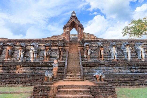 Free photo ancient gate at wat chang rob temple in kamphaeng phet historical park unesco world heritage site