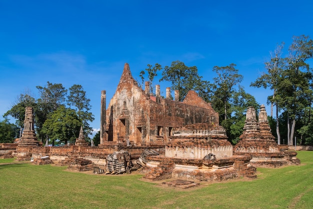 Free photo ancient ruin buddhist temple and ordinance chapel made of brick wat pho prathap chang built phra chao suea tiger king or suriyenthrathibodi since ayutthaya period in phichit thailand