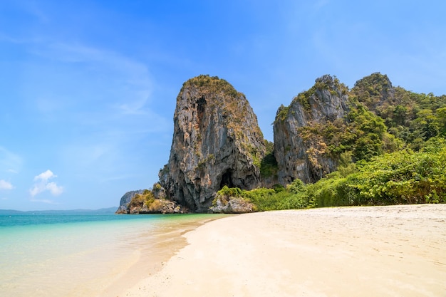 Free photo ao phra nang near railay beach with crystal clear water and exot