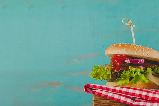 Free photo appetizing burger on tablecloth