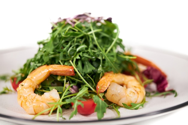 Free photo appetizing salad with arugulatomatoes and tasty shrimps