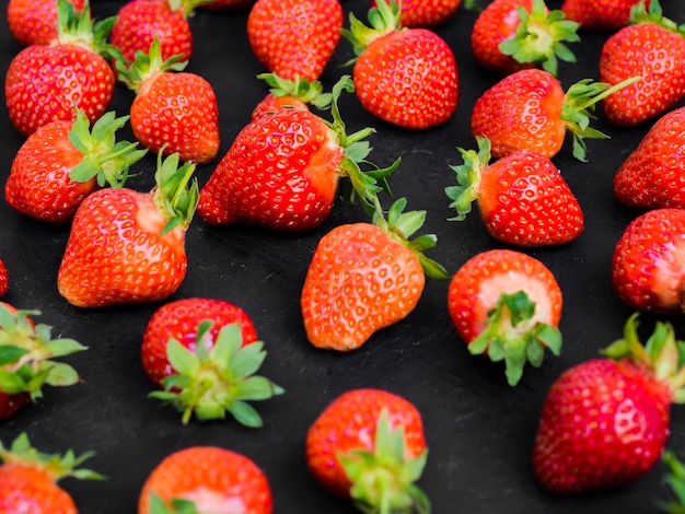 Free photo appetizing strawberries on dark table