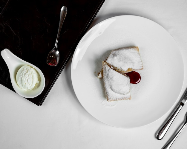 Free Photo apple pie coated iced sugar and ice cream