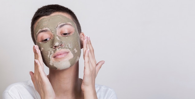 Applying process for facial mud treatment