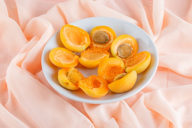 Free photo apricots in a plate. top view.