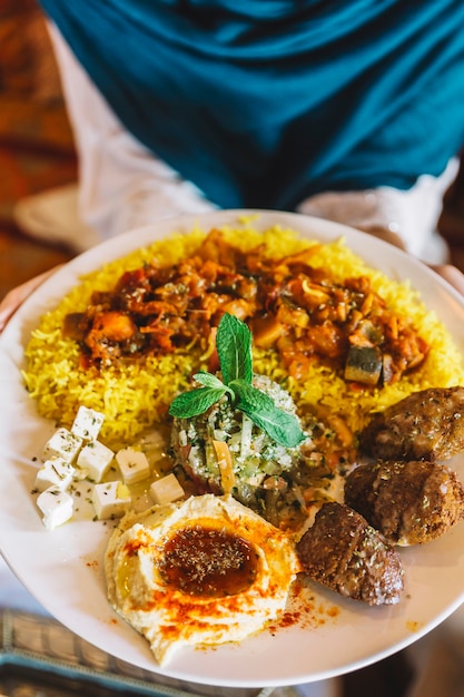 Free photo arab dish in restaurant