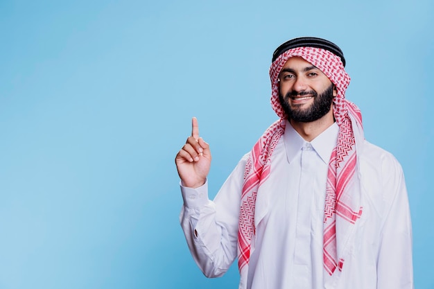 Free Photo arab man in thobe pointing upwards