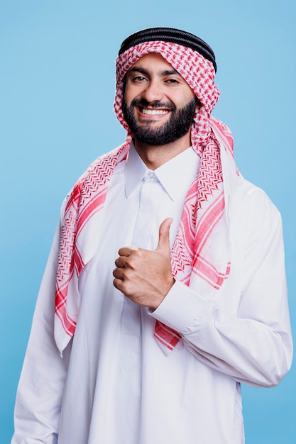 Free photo arab in traditional robe with thumb up