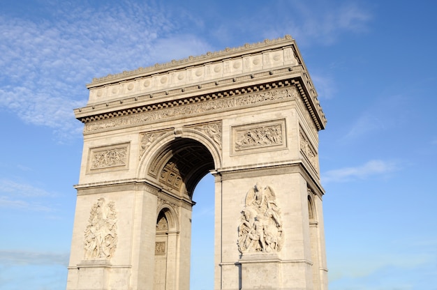 Free photo arch of triumph with sky