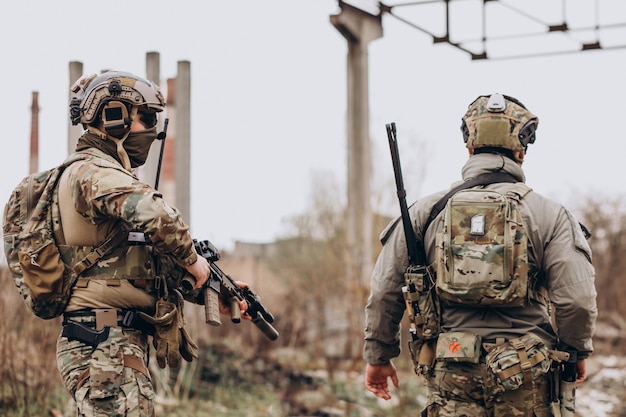 Free photo army soldiers fighting with guns and defending their country