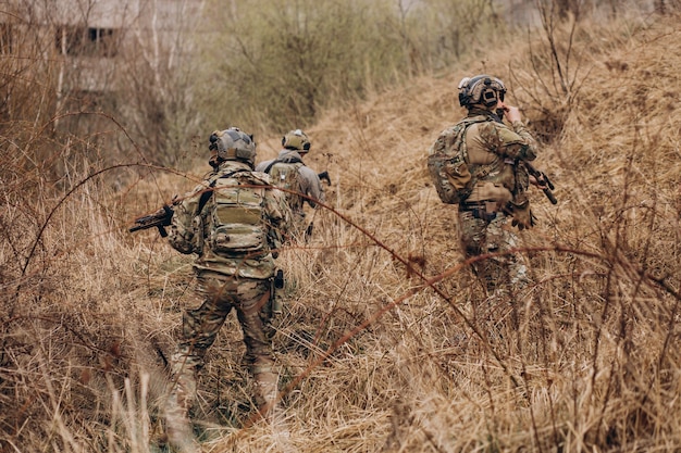 Free photo army soldiers fighting with guns and defending their country