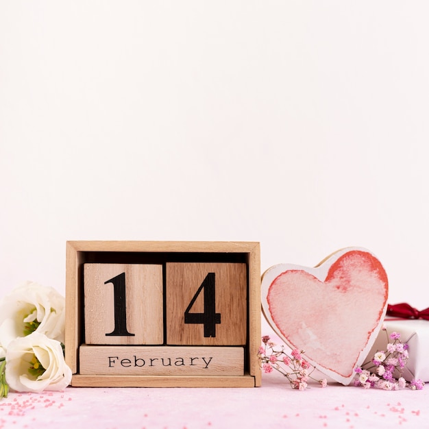 Free photo arrangement for 14th february with flowers