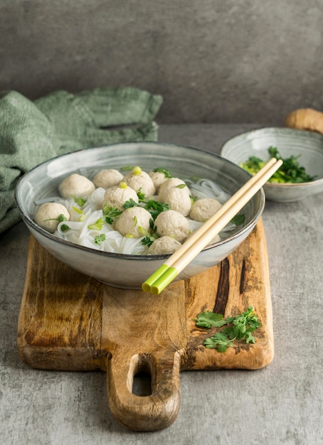 Free photo arrangement of delicious bakso bowl