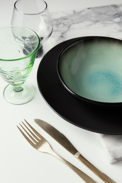 Free photo arrangement of elegant tableware on the table