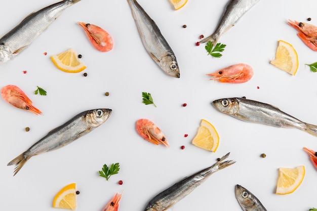 Free photo arrangement of fish and shrimps with lemon