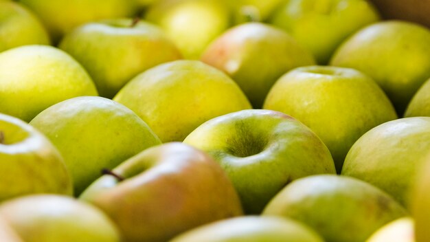 Free photo arrangement of fresh organic green apple at farmers market