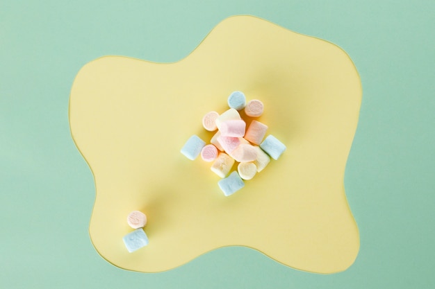 Free photo arrangement of marshmallow  with modern background