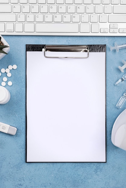 Free photo arrangement on medical desk with empty clipboard