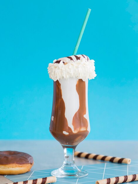 Arrangement with chocolate milkshake