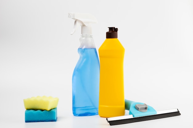 Free photo arrangement with detergent bottles and sponges