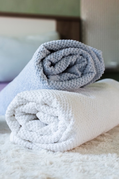 Arrangement with different coloured towels