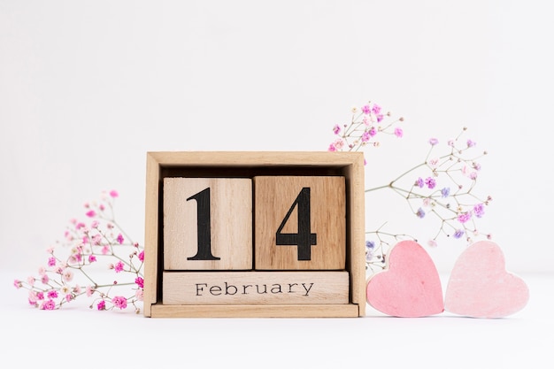 Free photo arrangement with flowers and pink heart shapes