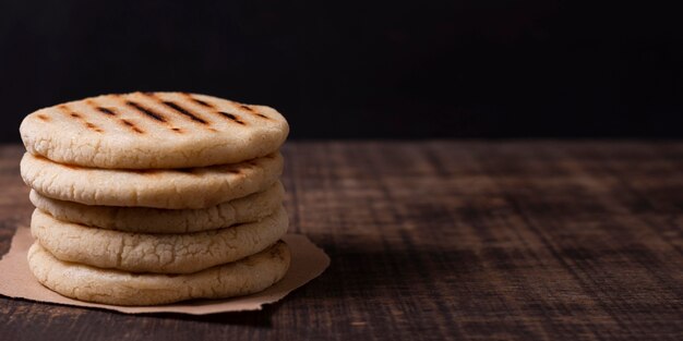 Arrangement with grilled arepas