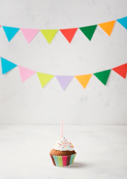 Free photo arrangement with party decorations and muffin