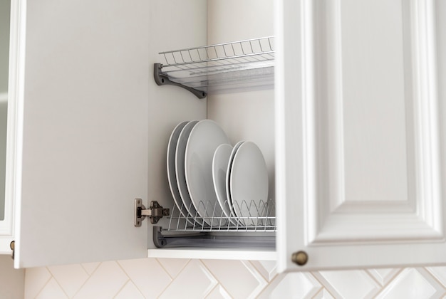 Free photo arrangement with plates in the cabinet