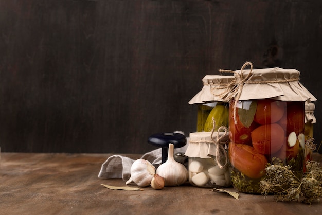 Arrangement with preserved tomatoes