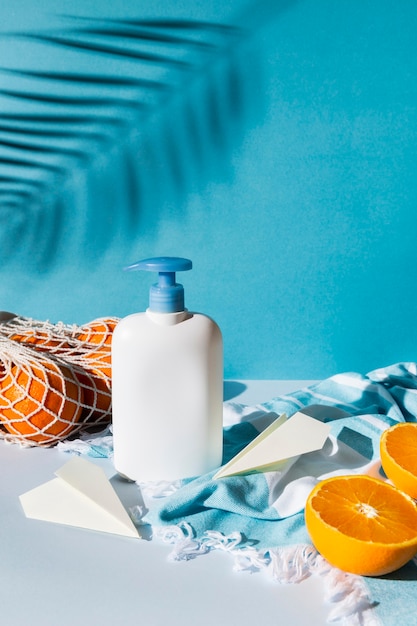 Arrangement with soap container and oranges