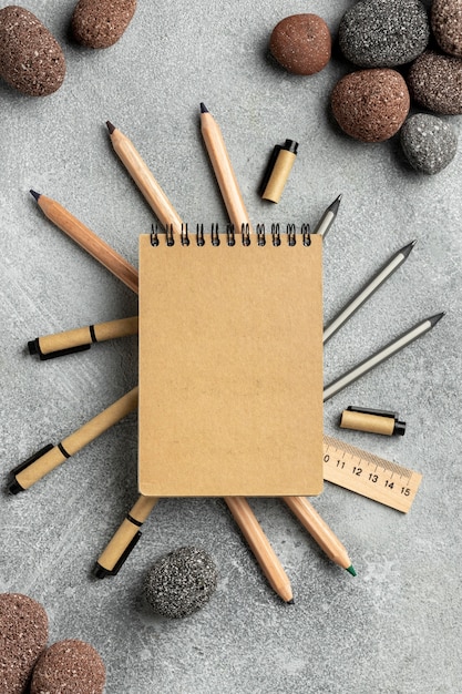 Free photo arrangement with stationery elements and notepad