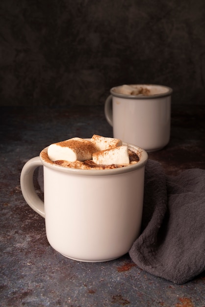 Free photo arrangement with white mugs and marshmallows