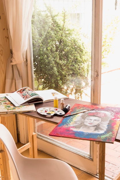 Free photo art studio table