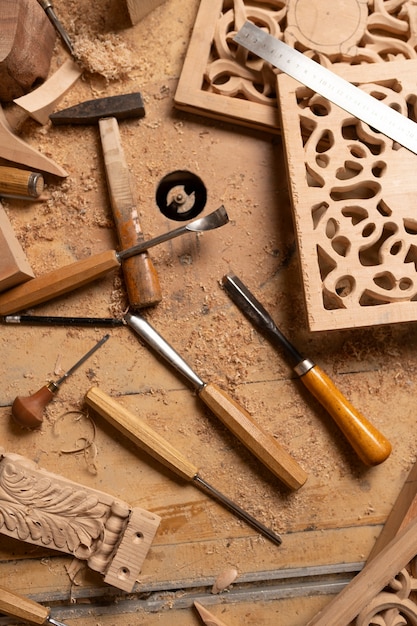 Free photo artisan doing woodcutting