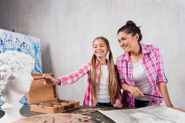 Free photo artist concept with mother and daughter