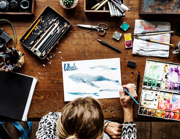 Free photo artist drawing with watercolors