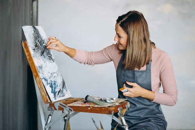 Free photo artist painting in studio