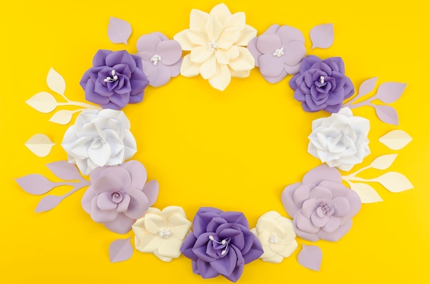 Free photo artistic circular floral frame with yellow background