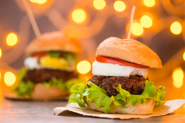 Free photo artistic photo of hamburger with bokeh