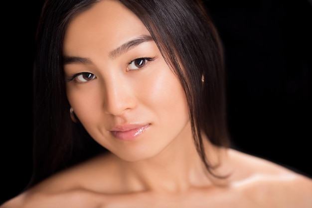 Free photo asian beauty face close-up portrait with clean and fresh elegant lady. studio shot. black-haired lady smiling for camera.