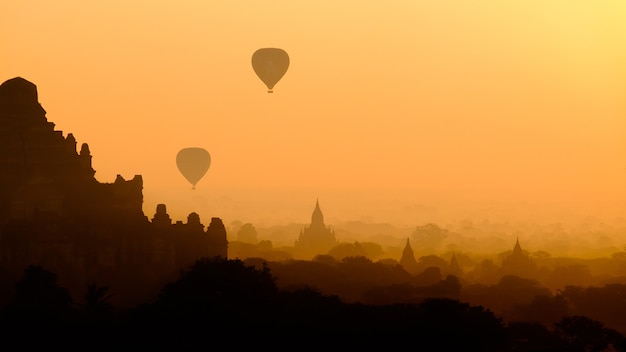 Free photo asian city landscape silhouette with hot air balloons