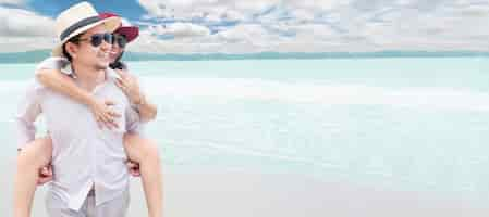 Free photo asian couple on beach