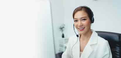 Free photo asian woman call center agent with headset working on support hotline