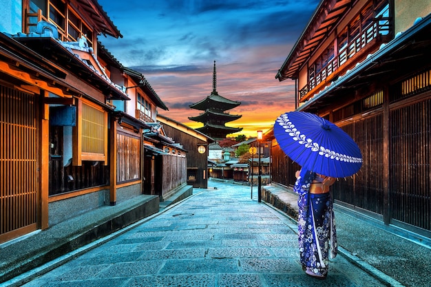 Free photo asian woman wearing japanese traditional kimono at yasaka pagoda and sannen zaka street in kyoto, japan.