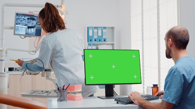 Free photo assistant using horizontal green screen on computer