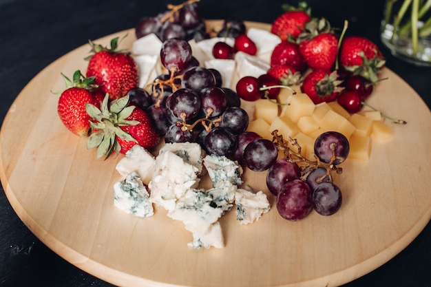 Free photo assorted fruit and cheese plate.close-up of delicious food plate