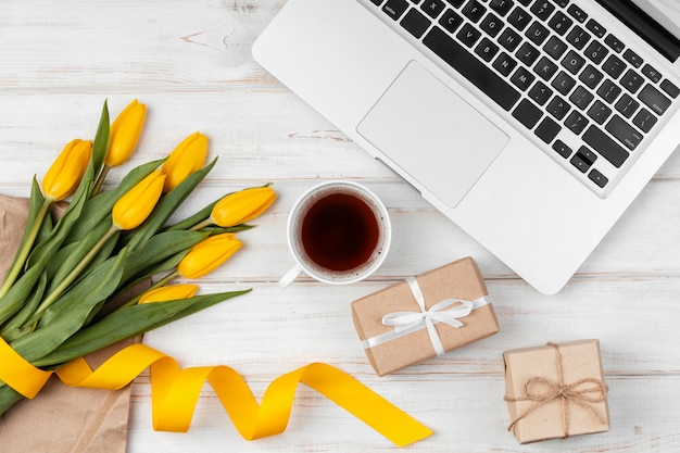 Free photo assortment of yellow tulips on work desk