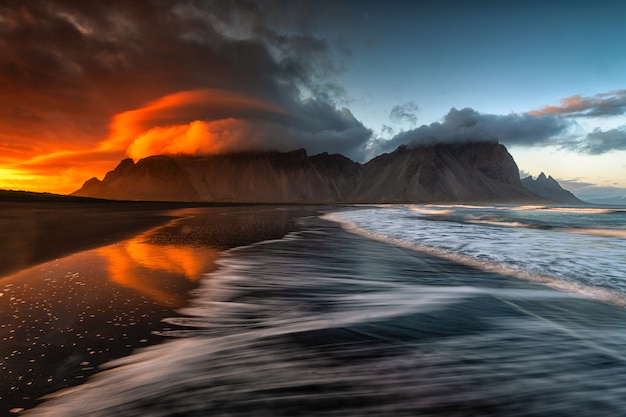 Free photo astonishingly beautiful scenery of the sandy beach and the sea with breathtaking clouds in the sky